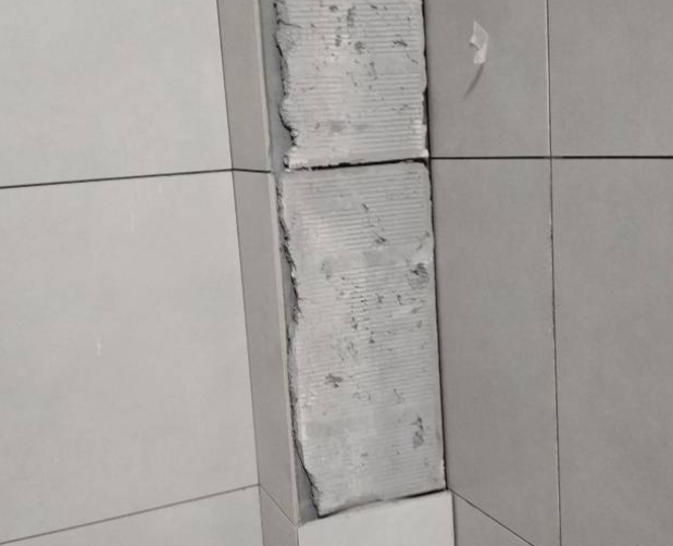 农安瓷砖空鼓维修公司分享下瓷砖施工前基层浇水润湿程度不足，可能导致以下问题
