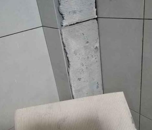农安瓷砖空鼓维修公司分享下厨房瓷砖脱落的补救措施。